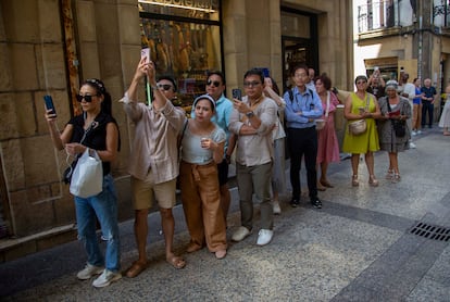 Un grupo de turistas se fotografían en la Parte Vieja de San Sebastián, en una imagen de 2024.