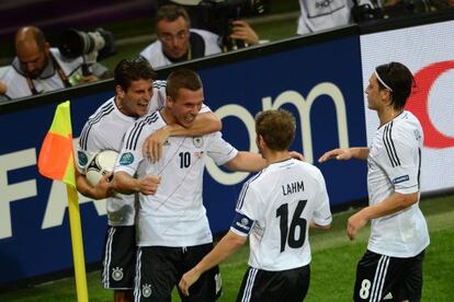 Podolski celebra el primer gol del partido.