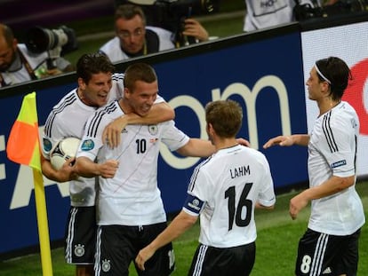 Podolski celebra el primer gol del partido.