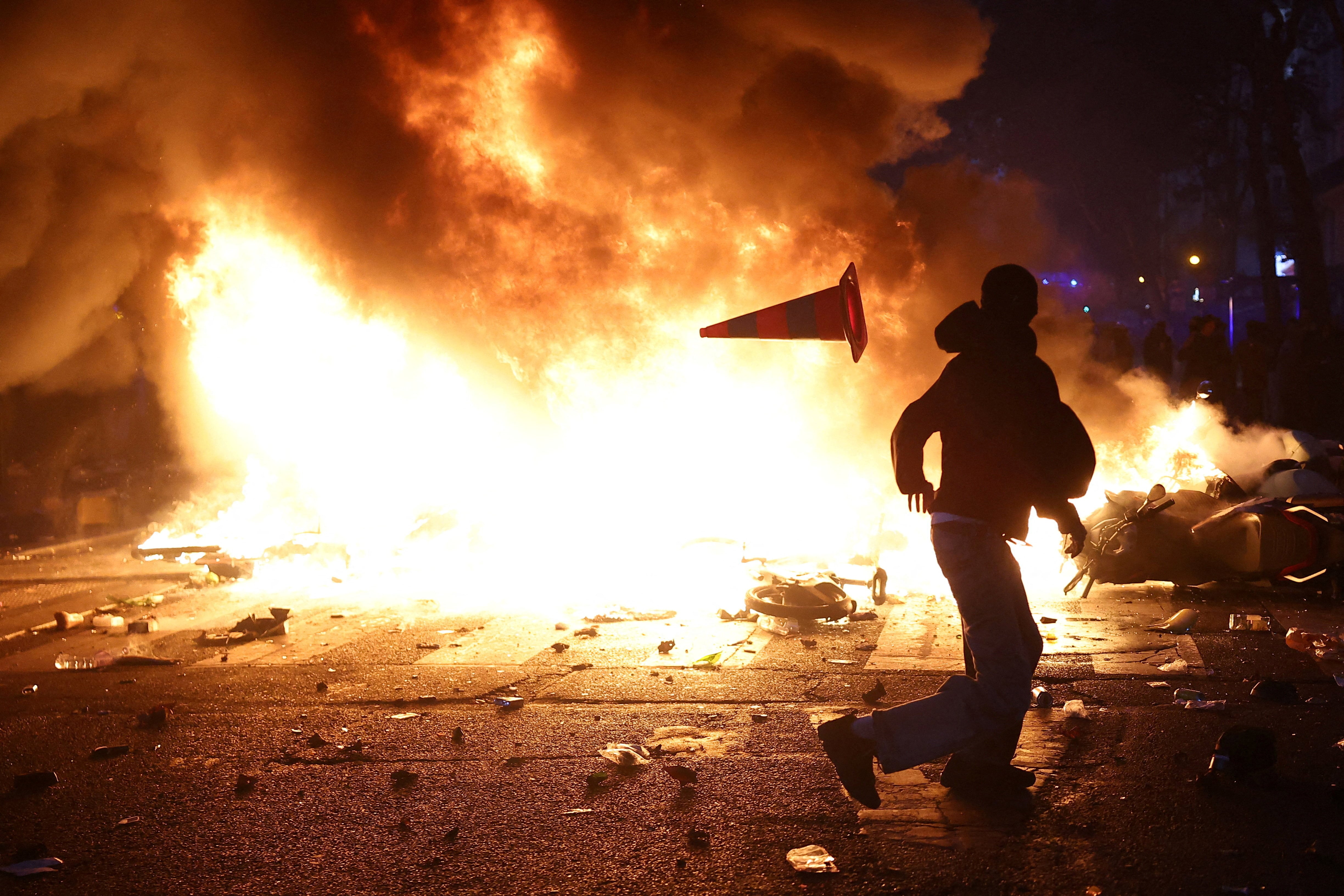 Francia prende fuego al macronismo