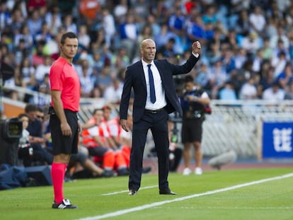 Zidane, durante el partido ante la Real.