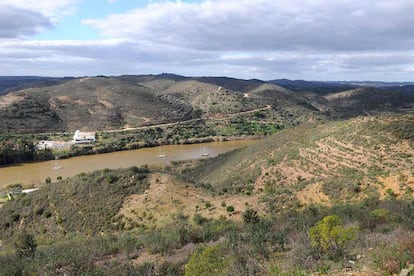 Una vista de los alrededores de la localidad onubense de Sanlúcar de Guadiana.