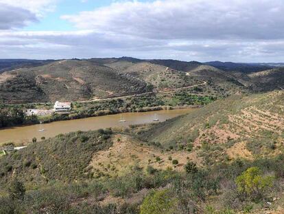 Una vista de los alrededores de la localidad onubense de Sanlúcar de Guadiana.