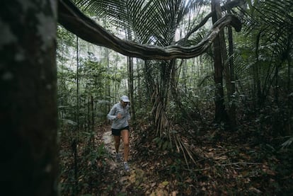 La corredora australiana Mina Guli corre por la selva amazónica el 29 de marzo.