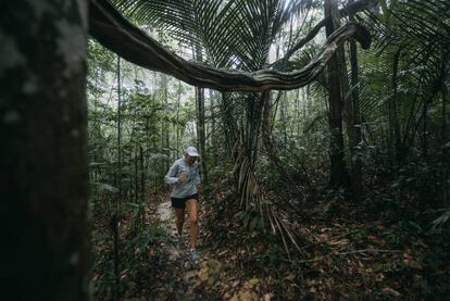 La corredora australiana Mina Guli corre por la selva amazónica el 29 de marzo.