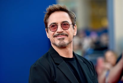 El caso de Downey Jr. (Nueva York, 1965) es el “regreso” más espectacular de Hollywood, ese que todos los actores en horas bajas se ponen como meta cuando miran al futuro. Tras convertirse en una gran promesa a finales de los ochenta y tocar la gloria con 'Chaplin' en 1992, por la que fue nominado al Oscar, el actor cayó en una espiral de drogas y de autodestrucción que consiguió que a finales de los noventa solo se hablase de él para informar de episodios tan peregrinos como que una noche, bajo la influencia de alguna sustancia, se había metido en casa de unos vecinos pensando que era la suya. Fue arrestado varias veces por encontrarse en posesión de diversas sustancias ilegales y despedido del rodaje de 'Ally McBeal' en 2001. Durante un tiempo, ninguna compañía quiso trabajar con él. Pero a partir de 'Kiss Kiss Bang Bang', en 2005, por la que recibió excelentes críticas, Downey Jr. comenzó a recobrar el interés de los directores y la prensa gracias a películas pequeñas y bien recibidas en festivales y por el público minoritario. Y 2008 fue, definitivamente, su gran año: el personaje protagonista de 'Iron Man' lo convirtió en uno de los actores más taquilleros del siglo y cada una de las películas de Marvel en las que ha aparecido desde entonces han recaudado globalmente entre 500 y 1.000 millones de dólares.