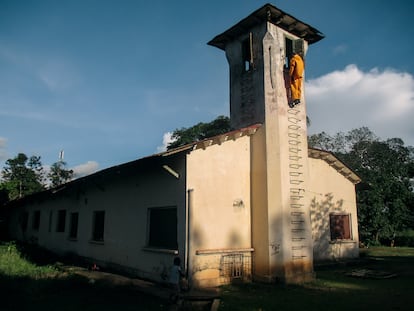 "Quiero mostrar las cosas y los sitios que el mundo no conoce de Bata y de toda Guinea Ecuatorial. Cosas que los ecuatoguineanos pasamos de largo por estar normalizados: hogares abandonados por inundaciones, basura por doquier, edificios a medio construir desde hace décadas", explica Juan Nzeng, el fotógrafo de esta construcción.