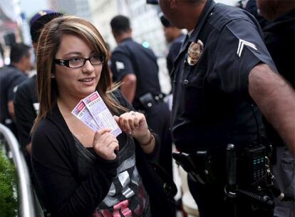 Una joven enseña en la puerta las entradas para la ceremonia en honor a Jackson. Casi 18.000 localidades fueron sorteadas entre cientos de miles de fans del cantante