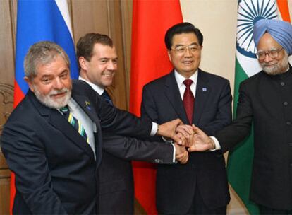 De izquierda a derecha, los presidentes de Brasil, Rusia y China, con el primer ministro indio en Ekaterimburgo.