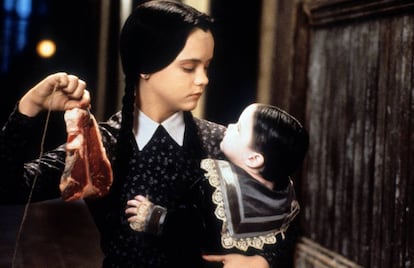 Christina Ricci como Miércoles Addams en 'La familia Addams: la tradición continúa' (1993), segunda parte de la exitosa película que estrenó en 1991.