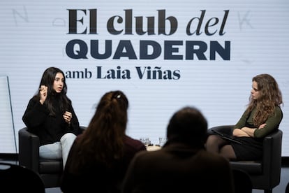 Laia Viñas i Carlota Rubio al club de lectura. 