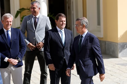 Alberto Núñez Feijóo, presidente del Partido Popular, a su llegada a la foto familiar la cumbre de presidentes del PP, este viernes.