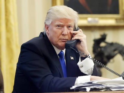 Donald Trump fala por telefone com o primeiro-ministro australiano Malcolm Turnbull, o passado 28 de janeiro.