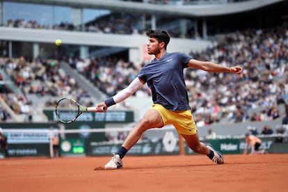 Alcaraz volea durante el partido contra Auger-Aliassime en la Philippe Chatrier de París.