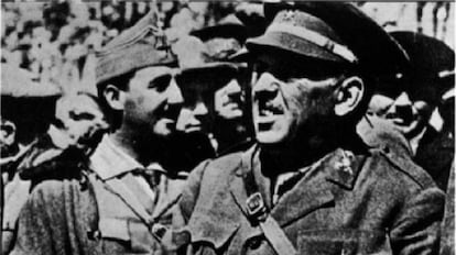 Sanjurjo junto a Franco (al fondo) en Melilla, en 1925.