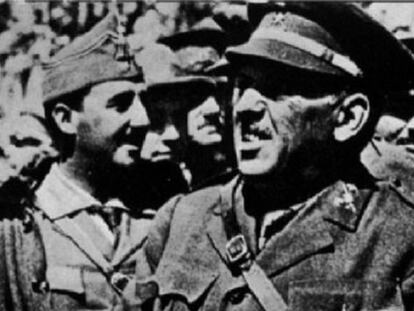 Sanjurjo junto a Franco (al fondo) en Melilla, en 1925.