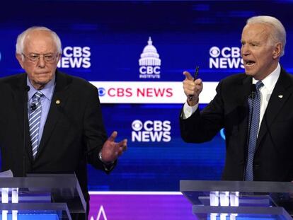 Bernie Sanders (izquierda) y Joe Biden, los dos favoritos para las primarias demócratas, en un debate el 25 de febrero pasado.