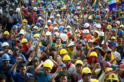 Protesta de mineros en la ciudad de Lima (Perú).