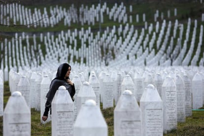 Una mujer camina por el memorial por Srebrenica, en Potocari.