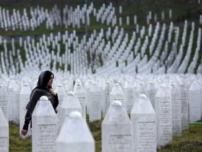 Una mujer camina por el memorial por Srebrenica, en Potocari.