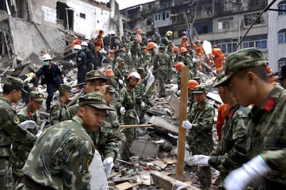 Equipos de rescate limpian los escombros para buscar a las víctimas del derrumbamiento de varios edificios de viviendas en la ciudad de Wenzhou (China).