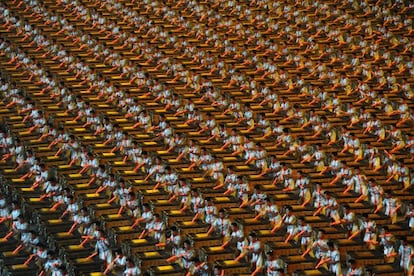 Cientos de personas realizaron bailes, coreografías y números musicales en Pekín 2008. En la imagen, los participantes hacen los mismos movimientos en un número de percursión con tambores Fou.