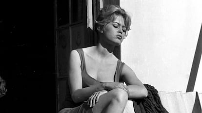 La actriz Brigitte Bardot tomando el sol.