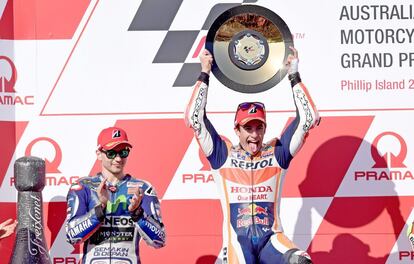 Jorge Lorenzo que ha quedado segundo aplaude al campeón, Marc Márquez, que celebra su triunfo en Australia.