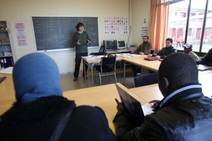 Immigrants a una classe de catal&agrave; a l&#039;escola d&#039;adults de Salt. 