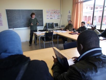 Immigrants a una classe de catal&agrave; a l&#039;escola d&#039;adults de Salt. 