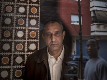 Mohamed Aziz, en el portal de su antigua casa, en Martorell, el pasado martes.