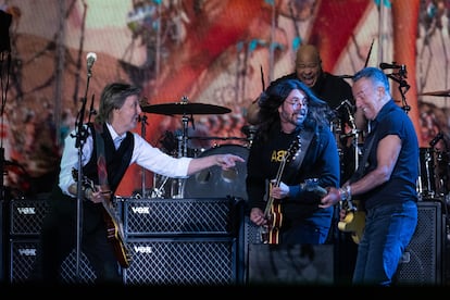 Paul McCartney, el 25 de junio en el festival de Glastonbury con sus dos invitados: Dave Grohl y Bruce Springsteen. 