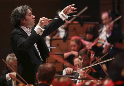 Gustavo Dudamel dirigiendo a La Filarmónica de Los Ángeles en Los Ángeles, California.