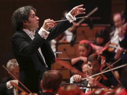 Gustavo Dudamel dirigiendo a La Filarmónica de Los Ángeles en Los Ángeles, California. 