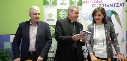 En el centro el obispo de Bilbao, Mario Iceta, junto a José María ziarrusta y Belén Rodero, de Cáritas.