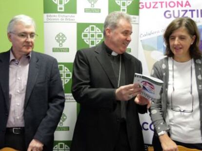 En el centro el obispo de Bilbao, Mario Iceta, junto a José María ziarrusta y Belén Rodero, de Cáritas.