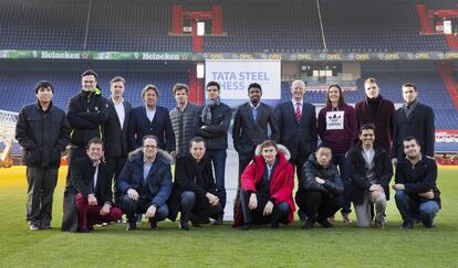 Los catorce participantes en el torneo y algunos patrocinadores posan en el césped del estadio del Feyenoord, esta mañana, antes de jugar la 5ª ronda