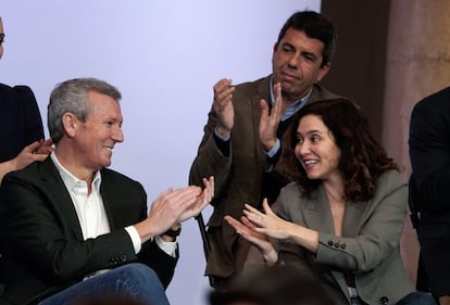 El presidente de Valencia, Carlos Mazón, junto a la presidenta de la Comunidad de Madrid, Isabel Díaz Ayuso y el presidente de la Xunta, Alfonso Rueda, este domingo en Oviedo.
