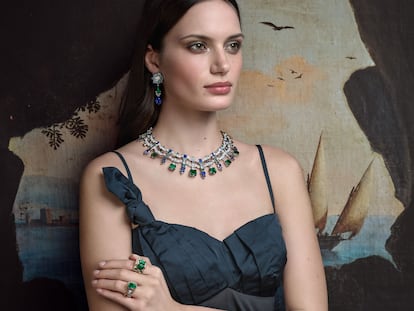 La modelo lleva pendientes, collar y anillos de la colección Treasure Island de Van Cleef & Arpels.
