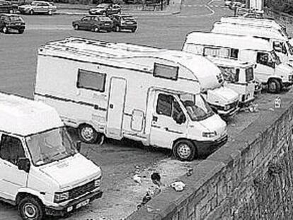 Varias de las furgonetas ocupadas por familias rumanas, ayer junto a la basílica de Begoña.