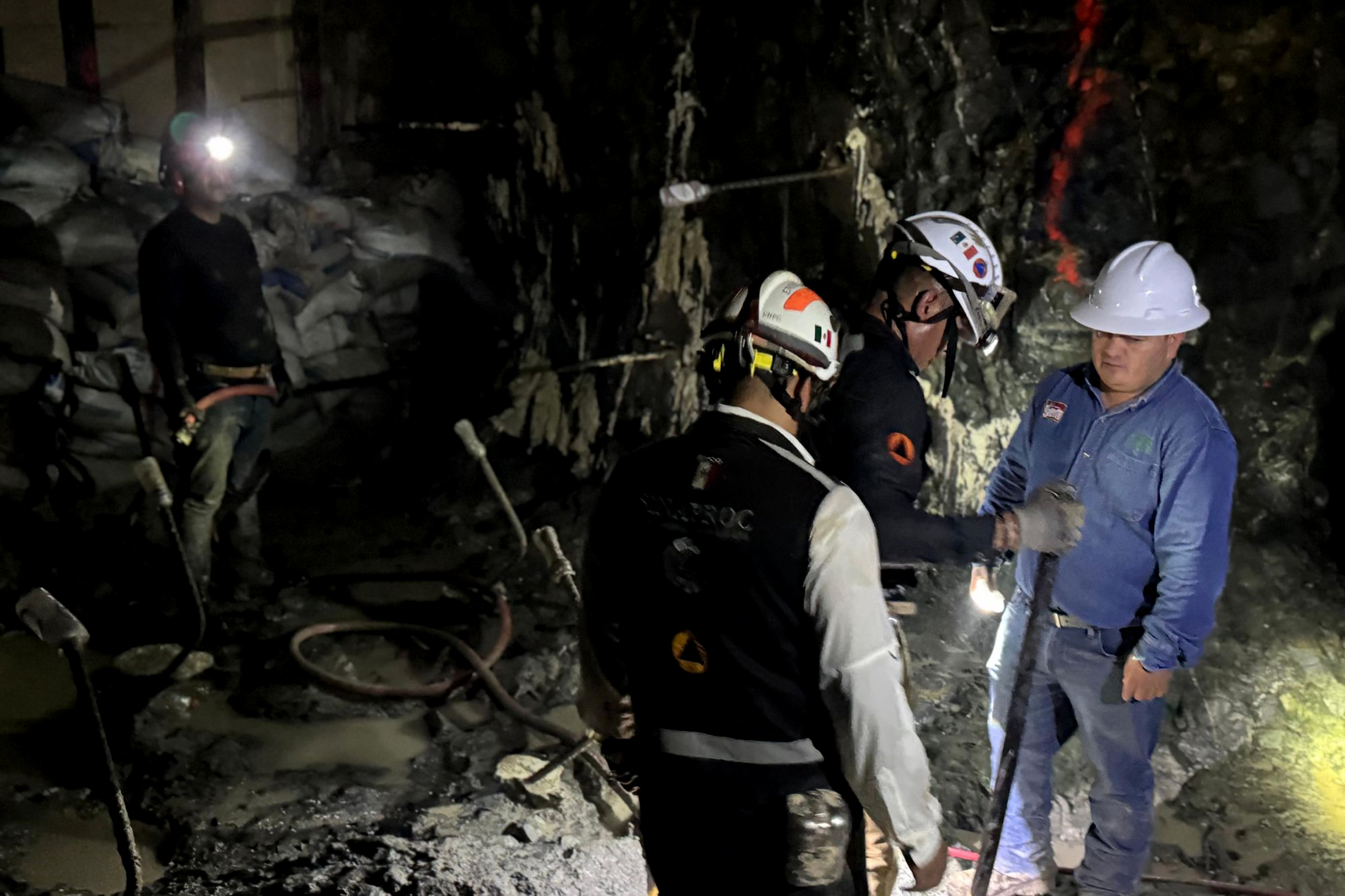 La búsqueda del último minero en Sinaloa se aferra a la esperanza a un mes del derrumbe de Santa Fe