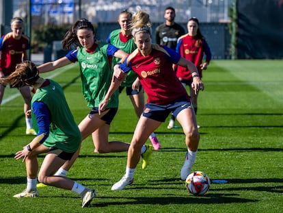 Alexia Putellas, con el balón, durante el entrenamiento del FC Barcelona.