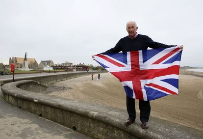 Ken Brown, gerente de una planta química retirado, posa con una bandera de Reino Unido en la playa de Troon, en Ayrshire (Escocia), el pasado lunes. Votará no en el referéndum de independencia. "Creo que como país estamos mucho mejor juntos. Escocia es bastante socialista por naturaleza y eso tendrá que ser sufragado con más impuestos", sostiene