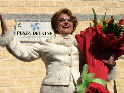 La actriz Carmen Sevilla durante la inauguración de la Plaza del Cine en Huelva, situada junto a la Casa Colón, sede del Festival Iberoamericano de Cine, en 2005.