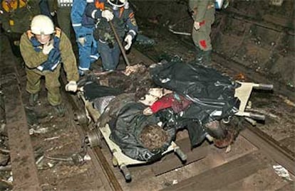 Un equipo de rescate evacua los cuerpos de las víctimas del atentado de ayer en el metro de Moscú.