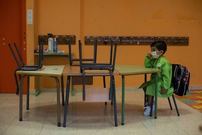Un alumno de Educación Infantil se sienta en clase en el primer día de colegio en el centro orensano