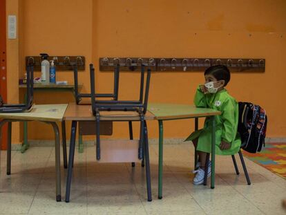 Un alumno de Educación Infantil se sienta en clase en el primer día de colegio en el centro orensano 