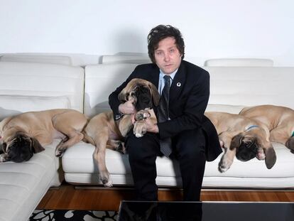 Javier Milei con sus cuatro perros clonados.