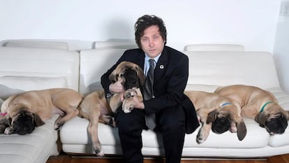 Javier Milei con sus cuatro perros clonados.