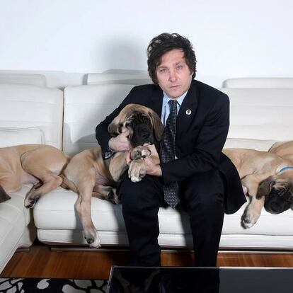 Javier Milei con sus cuatro perros clonados.
